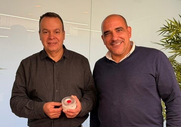 Los creadores de la baliza V16: «No nos vamos a hacer millonarios, con esto ganamos un poco más que en la Guardia Civil»